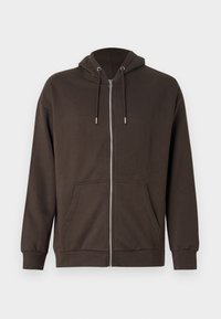 Sweat à capuche marron avec fermeture éclair, capuche à cordon, poches frontales, poignets côtelés et texture de tissu doux. Design simple avec des accents minimalistes.