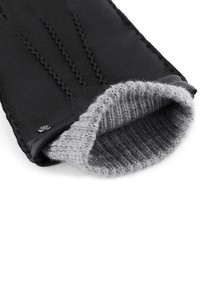 Schwarze Lederhandschuhe mit grauem gestricktem Wollfutter, das am Bündchen sichtbar ist, vor einem weißen Hintergrund präsentiert.