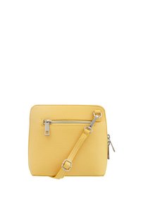 Borsa a tracolla in pelle gialla con finitura testurizzata, hardware in argento, tasca frontale con zip e tracolla regolabile. Design compatto a forma quadrata.