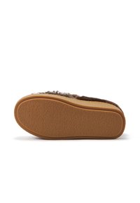 Hnedé papuče s textúrovaným, hrejivým zvrškom a gumovou podrážkou. Majú odolný spodok v béžovej farbe a mäkkú, teplú vnútornú podšívku.