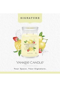 Yankee Candle SIGNATURE LARGE JAR ICED BERRY LEMONADE - Bougie parfumée - yellow