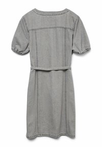 Robe en denim gris avec de courtes manches bouffantes, des poignets élastiques et une taille ceinturée. Présente un design simple avec des détails de couture visibles.