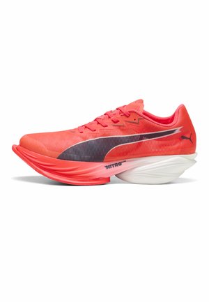 Lysende rød løbesko med sort Puma-logo, buet tå, tyk delt hvid og rød sål samt Nitro Elite-mærkning på mellemsålen.