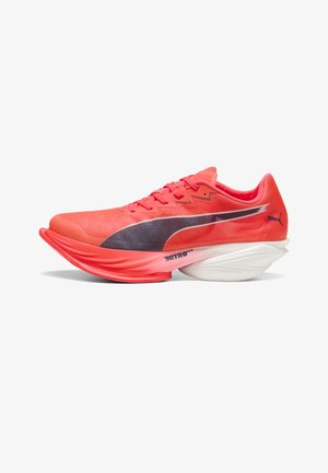 Lysende rød løbesko med sort Puma-logo, buet tå, tyk delt hvid og rød sål samt Nitro Elite-mærkning på mellemsålen.