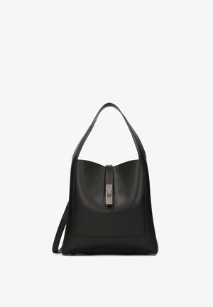 Bolso de mano de cuero negro con un diseño estructurado, que presenta una amplia apertura, textura suave y un detalle de cierre metálico en la parte frontal.