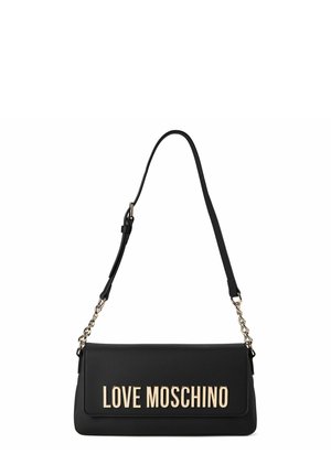 Schwarze Schultertasche mit goldenen Kettenakzenten und "LOVE MOSCHINO"-Logo in goldenen Buchstaben auf der Vorderklappe.