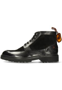 Botas de tobillo de ante y cuero negro con una punta brillante, seis ojales y una suela texturizada. Presenta una etiqueta de la marca en el talón.