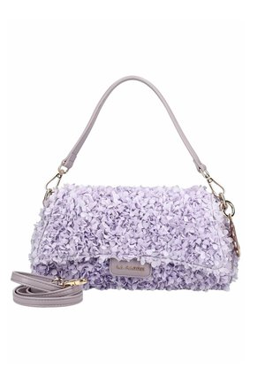 Borsa lilla decorata con piccoli fiori di tessuto, dotata di manico superiore, tracolla removibile e una targa in metallo con il logo "LA CARRIE".