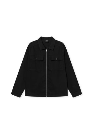 Svart zip-up jacka med två framfickor, långa ärmar, spridd krage och en slät, matta yta. Enkel, funktionell design.