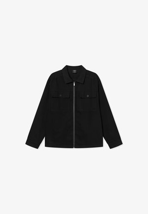 Zwarte zip-up jas met twee voorzakken, lange mouwen, een spreidkraag en een gladde, matte textuur. Eenvoudig, functioneel ontwerp.