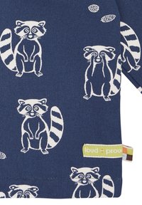 Marine Baumwollstoff mit weißen Illustrationen von Waschbären in verschiedenen Posen. Enthält ein grünes „laut + stolz“-Label als Akzent.