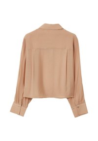 Blusa color pesca realizzata in tessuto leggero. Presenta un colletto, maniche lunghe e polsini con bottoni. Design semplice con una vestibilità rilassata.