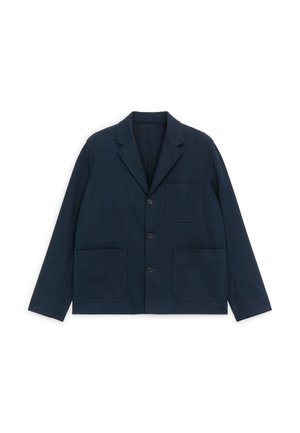 Giacca blu navy scuro con bottoni, tre tasche frontali e colletto a lancia, mostrata distesa su sfondo bianco.