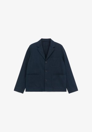 Giacca blu navy scuro con bottoni, tre tasche frontali e colletto a lancia, mostrata distesa su sfondo bianco.