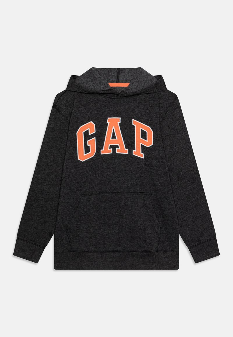 Mørk grå hettegenser laget av mykt materiale, med en stor oransje "GAP" logo på forsiden, kengurulomme og justerbar hette.