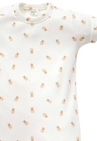 Witte babyromper van zachte stof, met een herhaald patroon van kleine, lichtbruine teddyberen. Drukknoopsluiting bij de hals.
