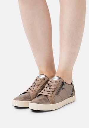 Sneakers in pelle marrone con finitura texturizzata, dotati di un accento in cerniera argentata, punta rotonda e suola in gomma bianca.