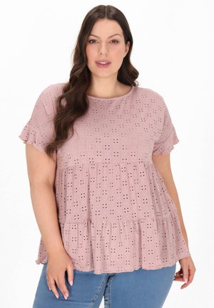 Světle růžový peplum top s krátkými volánkovými rukávy, plochým výšivkovým vzorem, kulatým výstřihem a vrstveným pasem. Měkká, texturovaná látka.