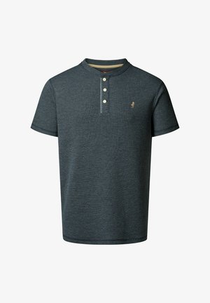 Camisa polo de manga corta en azul oscuro, con un patrón texturizado, cuello con dos botones y un pequeño logo dorado en el pecho.