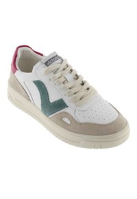 Sneaker bianca con accenti in suede grigio chiaro, cucitura decorativa teal e dettaglio sul tallone rosa. Presenta una punta perforata e suola in gomma beige.