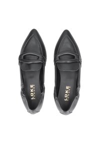 Schwarze Lederflachschuhe mit spitzer Zehenpartie, gerafften Details an den Seiten und goldener "LUKE SCHUHE"-Markierung auf der Innensohle.