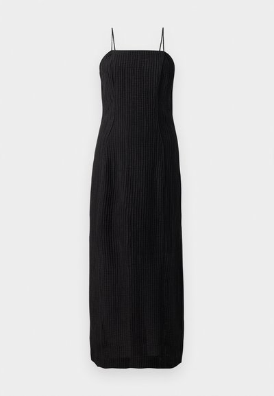 Črna maksi obleka z žabicami in prilegajočim krojem, ki ima teksturirano tkanino in ravno obroban rob.