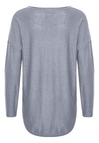 Maglione a maniche lunghe di colore grigio chiaro, realizzato in morbido tessuto a maglia. Presenta un ampio scollo, spalle cadenti e un orlo leggermente arcuato.