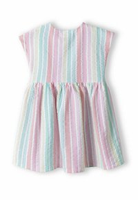 Robe sans manches avec un décolleté rond, ornée de rayures verticales en rose pastel, vert menthe et blanc ; jupe froncée, tissu texturé.