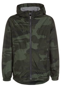 Veste à capuche en motif camouflage vert foncé, dotée d'une fermeture éclair frontale, de poignets élastiques et d'un tissu léger et résistant à l'eau.