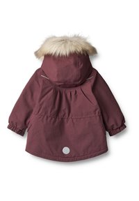 Bordeauxfarbener Parka mit einer Kapuze aus Kunstfell, elastischen Bündchen und einer Tailleneinstellung. Verfügt über reflektierende Akzente und ein rundes Logo auf dem Rücken.