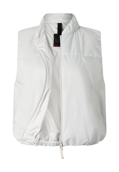 Biała pikowana kamizelka bez rękawów z wysokim kołnierzem i przednim zamkiem błyskawicznym, częściowo rozpięta, ukazująca gładką podszewkę wewnętrzną.
