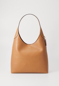 Hobo-tas van glad tan leer met een afgeronde silhouet, een enkele schouderriem en een subtiel logo detail geperst aan de voorkant.