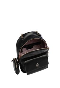 Mochila de cuero negro con herrajes dorados, compartimento principal con cremallera, bolsillo delantero y un pequeño bolso desmontable. El interior cuenta con un forro estampado.