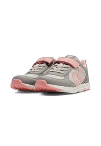 Graue und rosa Sportschuhe mit einem Obermaterial aus Mesh und Synthetik, featuring einem Klettverschluss, strukturierten Gummisohlen und reflektierenden Akzenten.