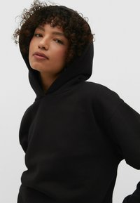 Stradivarius Kapuzenpullover - black