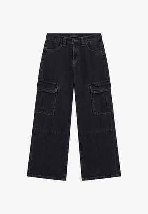 Čierne denimové cargo nohavice s širokými nohavicami, s dvoma veľkými bočnými vreckami, kontrastným stehom a klasickým gombíkovým zapínaním.