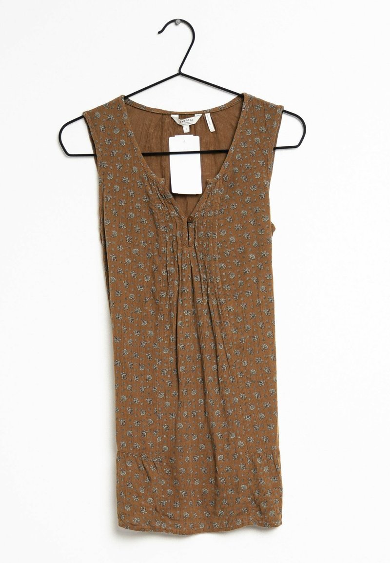 Robe marron sans manches avec petit motif floral blanc, devant plissé, avec étiquettes, suspendue sur un cintre noir sur fond blanc.