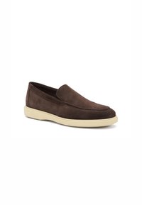 Scarpe slip-on in suede marrone con una parte superiore liscia e una suola in gomma beige chiaro a contrasto. Presentano una punta rotonda e accenti di cucitura minimal.