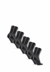 Dunkelgraue Socken, die in einer Reihe angeordnet sind, mit einem gerippten Design und einem kleinen roten Logo am Bund. Weicher Stoff, Standard-Länge.
