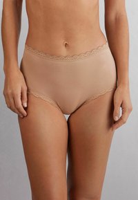 Beige hoge taille onderbroek met een delicate kantafwerking langs de taille en benen, met een soepele, zachte textuur.