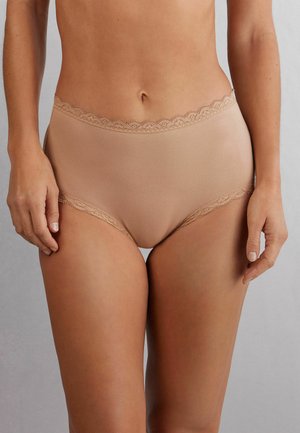 Beige hochgeschnittene Unterwäsche mit zarter Spitzenverzierung entlang des Bundes und der Beine, die eine glatte, weiche Textur aufweist.