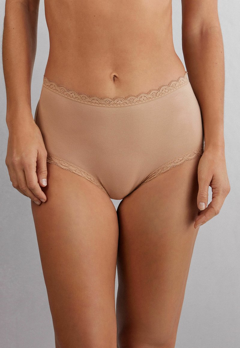 Beige hoge taille onderbroek met een delicate kantafwerking langs de taille en benen, met een soepele, zachte textuur.