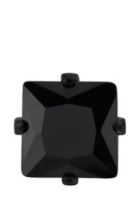 Gioiello in pietra nera quadrata con superficie sfaccettata, caratterizzato da quattro grani arrotondati a ciascun angolo, montato su una base liscia.