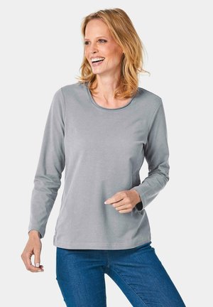 Langärmliges graues Baumwollshirt mit rundem Ausschnitt, das eine glatte Textur und eine lockere Passform aufweist. Eignet sich für die Freizeit.