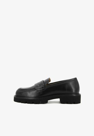 Schwarze Lederloafer mit abgerundetem Zehenbereich, flacher Gummisohle und dekorativem Riemen auf dem Obermaterial. Eleganter Look mit minimalistischem Design.