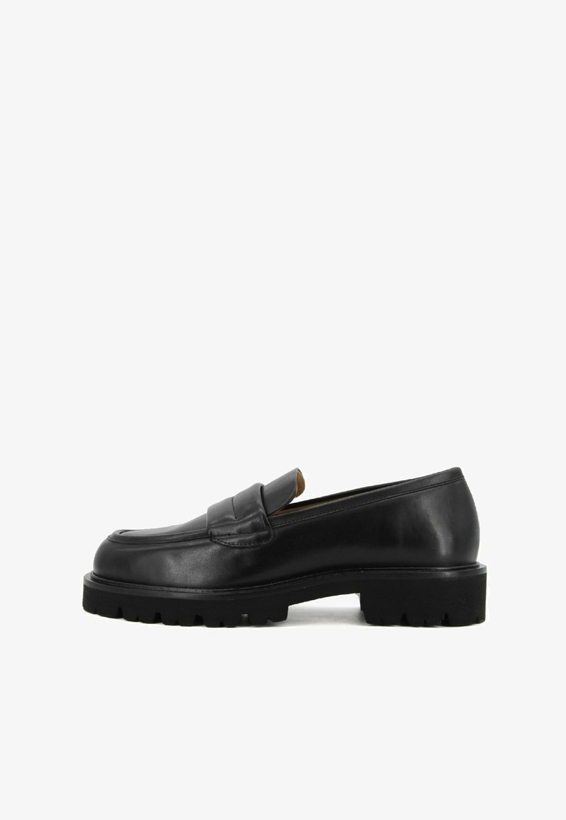 Schwarze Lederloafer mit abgerundetem Zehenbereich, flacher Gummisohle und dekorativem Riemen auf dem Obermaterial. Eleganter Look mit minimalistischem Design.