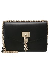 Borsa a tracolla in pelle nera con una catena dorata, un chiusura frontale con dettaglio a lucchetto e branding impresso. Texture liscia con una forma strutturata.