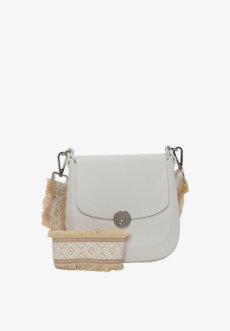 Bolso bandolera de cuero blanco con cierre de solapa, herrajes plateados y una correa texturizada beige con un borde estampado.