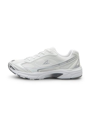 Scarpa da ginnastica bianca con tomaia in mesh, design con lacci, intersuola ammortizzata e un accento grigio sul lato, con suola esterna sagomata.