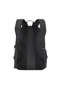 Zaino nero con spallacci in rete imbottita, forma rettangolare, dotato di fibbie regolabili e un design elegante con una finitura strutturata.